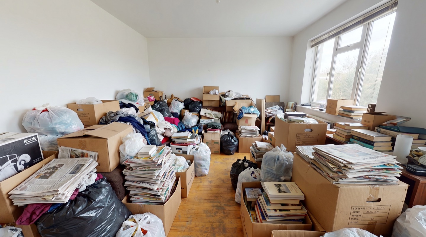 Stark vollgestellte Messie-Wohnung vor der Entrümpelung